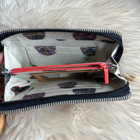 Vera Bradley Wristlet. - Picture 3 of 5